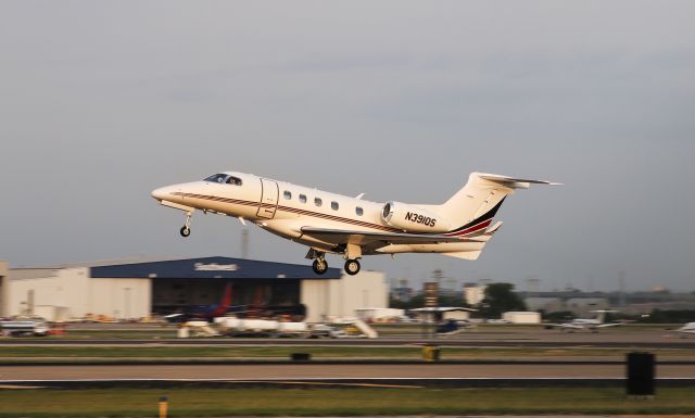 Embraer Phenom 300 (N391QS)