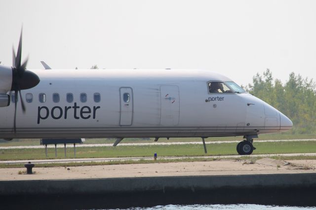 de Havilland Dash 8-400 (C-GLQD)