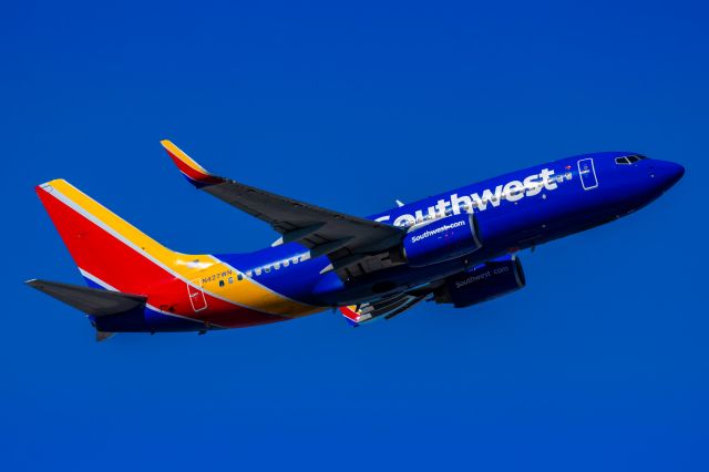 Boeing 737-700 (N427WN) - A Southwest Airlines 737-700 taking off from PHX on 2/10/23 during the Super Bowl rush. Taken with a Canon R7 and Canon EF 100-400 II L lens.