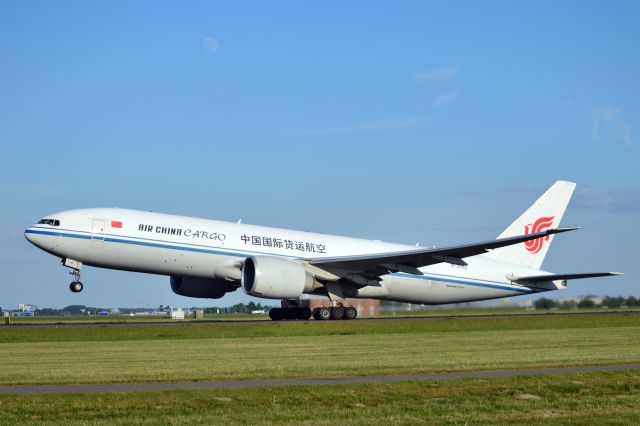BOEING 777-200LR (B-2092) - Air China Cargo Boeing 777-FFT departing Polderbaan runway, AMS 18.20 (GMT) 09May25