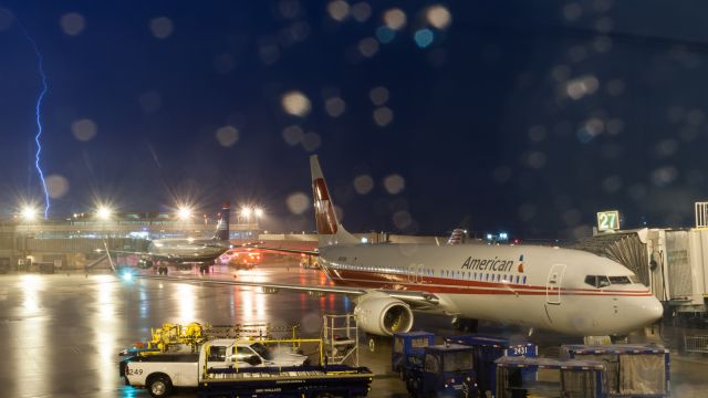 Boeing 737-700 (N915NN)