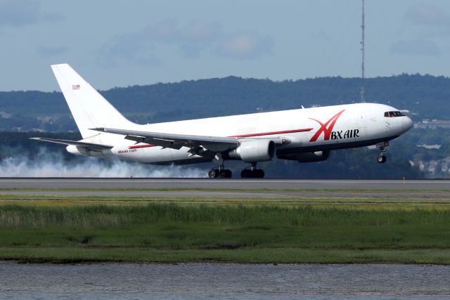 BOEING 767-200 (N767AX) - 'Abex 588' touching down on 33L