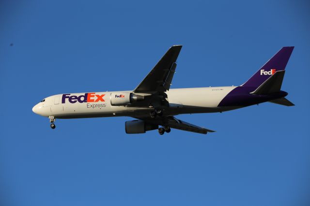 BOEING 767-300 (N176FE)