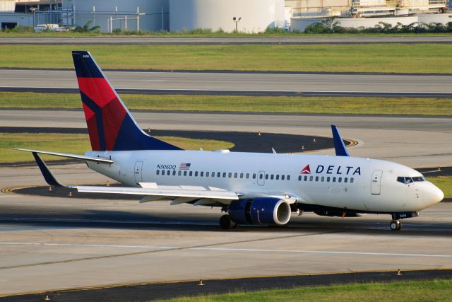 Boeing 737-700 (N306DQ) - Seen at KATL on 9/10/2010.