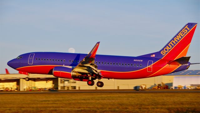 Boeing 737-700 (N619SW) - Southwest Airlines 737-300 N619SW.... landing late afternoon at Paine Field. Mt Rainier in the background - 2/06/12