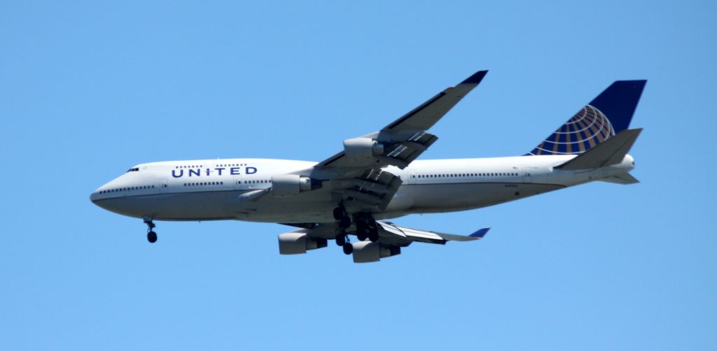 Boeing 747-400 (N197UA) - Arrival from RSKI, Landing 28L, 08-07-2012
