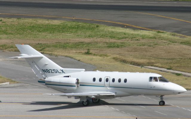 Hawker 800 (N825LX)