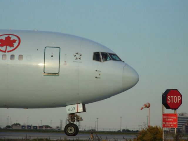 BOEING 767-300 (C-FMWU)