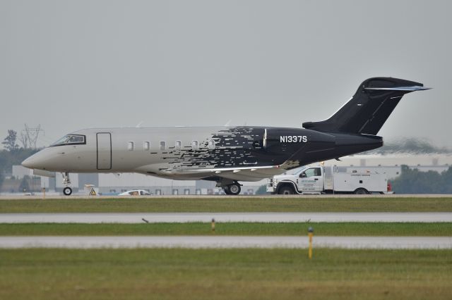 Canadair Challenger 350 (N1337S) - 10-04-23. First pic of this good looking Challenger on the data-base.