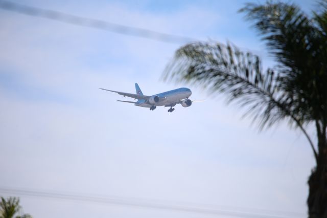 BOEING 777-200LR (HL8045)