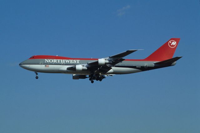 Boeing 747-200 (N603US) - Final Approach to Narita Intl Airport Rwy34 on 1990/11/23