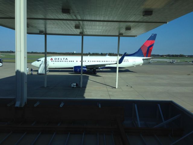 Boeing 737-800 (N3771K) - Charter Delta 737-800 at KBWG October, 2014