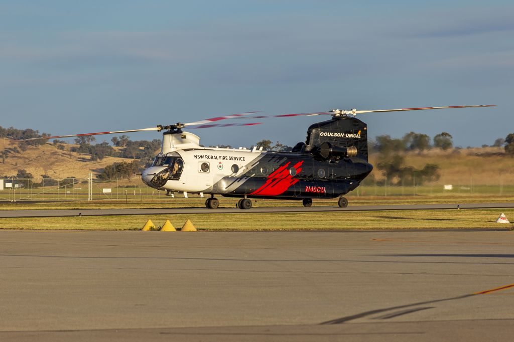 Boeing CH-47 Chinook (N40CU) - Coulson-Unical (N40CU) Boeing CH-47D Chinook taxiing at Wagga Wagga Airport.