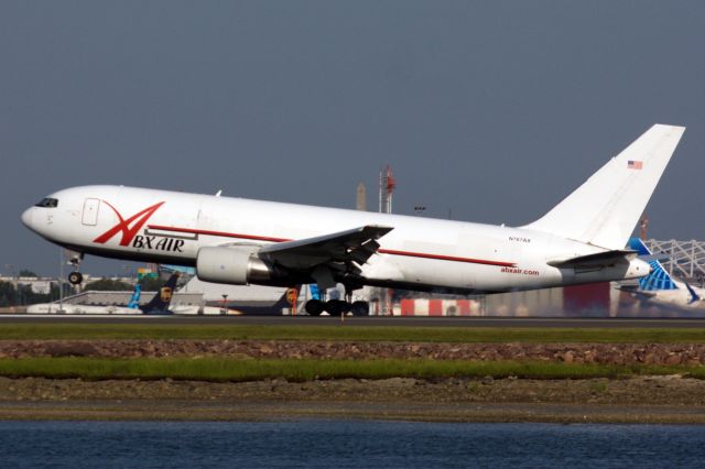 BOEING 767-200 (N767AX)