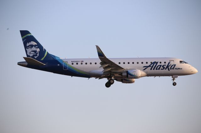 EMBRAER 175 (long wing) (N406SY)