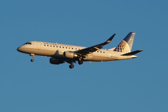 Embraer 170/175 (N726YX)