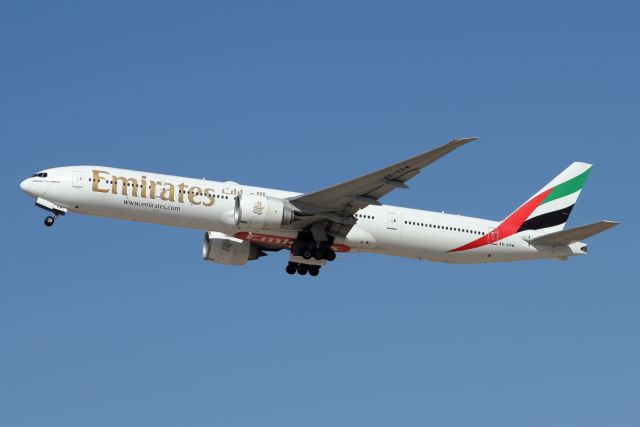 BOEING 777-300 (A6-EPM) - 27/01/2023: Flight to Dubai (DXB) after T/O from runway 26.