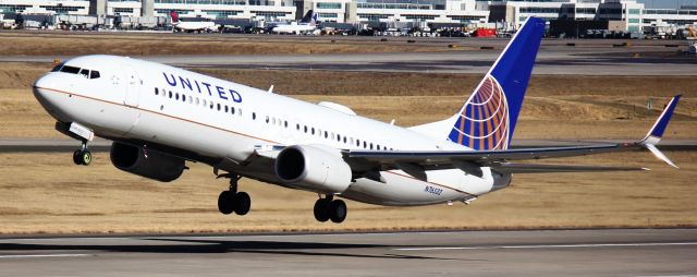 Boeing 737-800 (N76532) - Departing from runway 25.