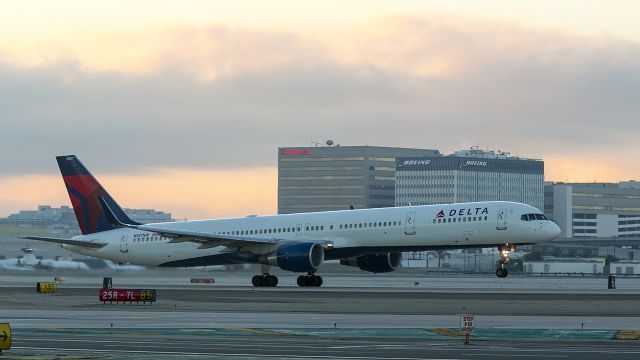 Boeing 757-200 (N587NW) - Early morning departure LAX, Los Angeles, California USA