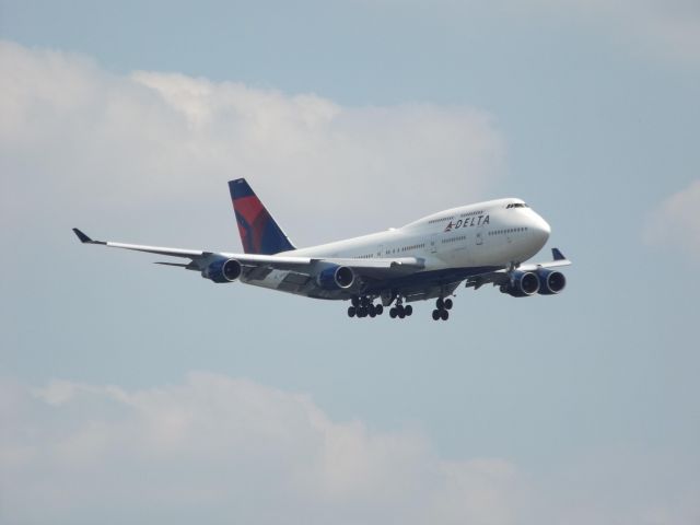 Boeing 747-200 (N663US) - From the 9th floor balcony at the best Western Plus on Central Ave.