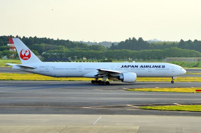 BOEING 777-300 (JA742J) - Leaving at sunset