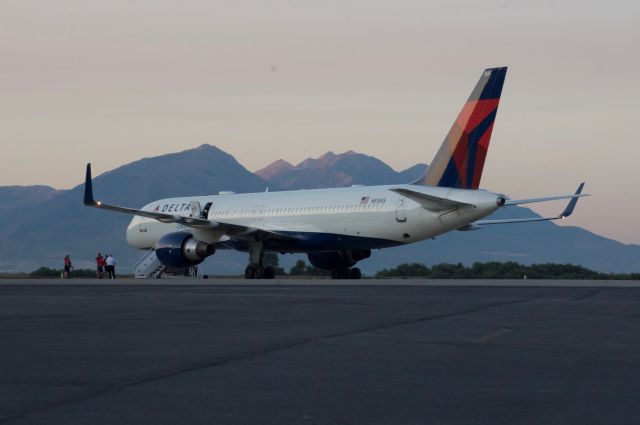 Boeing 757-200 (N535US) - Gotta love the morning twilight hour! On the ramp to pick up the BYU football team for BYU v. NAVY game. br /Best viewed in full! 