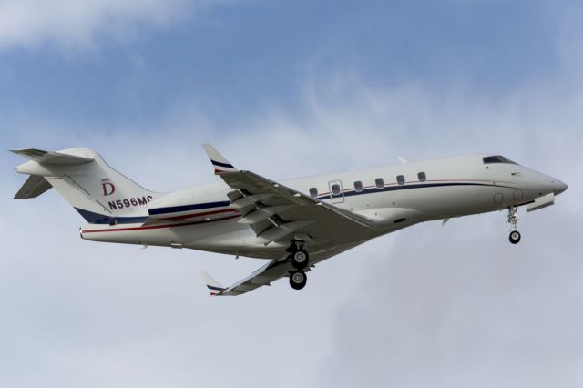 Bombardier Challenger 300 (N596MC)