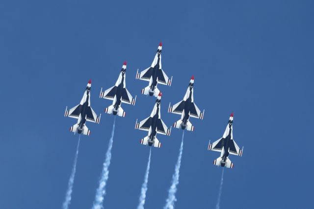 Lockheed F-16 Fighting Falcon — - USAF Thunderbirds during the Cleveland Air Show on 2 Sept 2019 as seen from Lake Erie. 