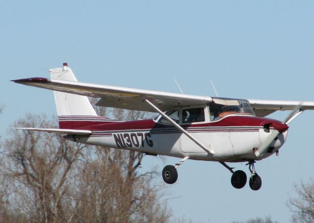 Cessna Skyhawk (N1307G) - Landing at Downtown Shreveport.