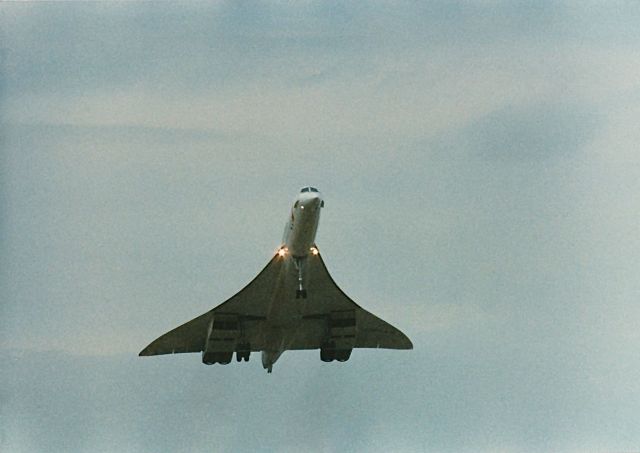 Aerospatiale Concorde (G-BOAG) - British Airways Concorde approaching KOSH during the EAA Fly In