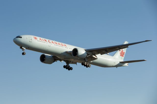 Boeing 777-200 (C-FRAM) - Air Canada 777-333(ER) approaching Pearson runway 05L