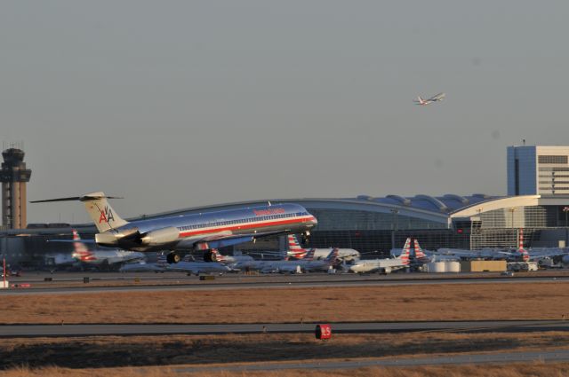 McDonnell Douglas MD-83 (N9620D) - SHORT FINAL TO 18R ON 12/1/2018