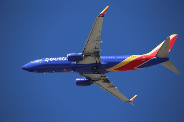 Boeing 737-800 (N8657B)