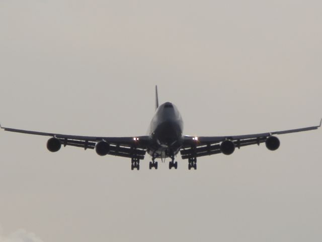 Boeing 747-400 (N496MC)