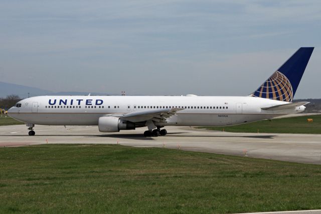 BOEING 767-300 (N652UA)