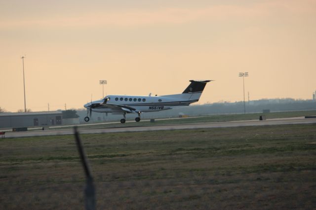 Beechcraft Super King Air 300 (N551VB) - A Wednesday dusk arrival as viewed from the Family Viewing Area.