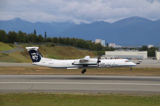 de Havilland Dash 8-400 (N444QX)