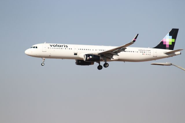 Airbus A321 (XA-VLZ) - FINAL APPROACH 27 MMTJ