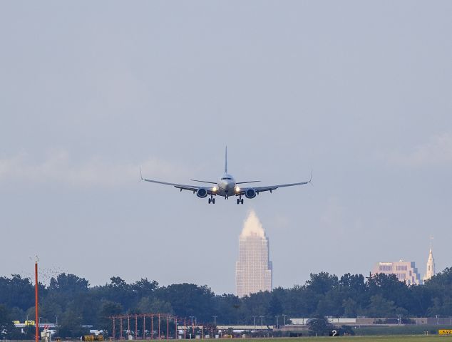 Boeing 737-700 (N16709) - UAL1521, a Boeing 737-700, on short-final for RWY 24R from Washington Dulles Intl - KIAD amidst the Cleveland skyline off in the distance Monday night, 22 Aug 2022.