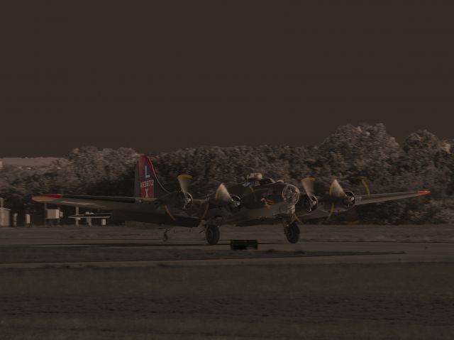 Boeing B-17 Flying Fortress (N7227C)