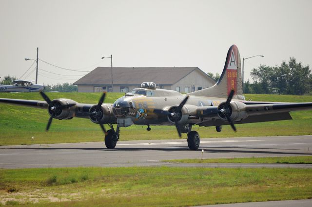 Boeing B-17 Flying Fortress (N93012)