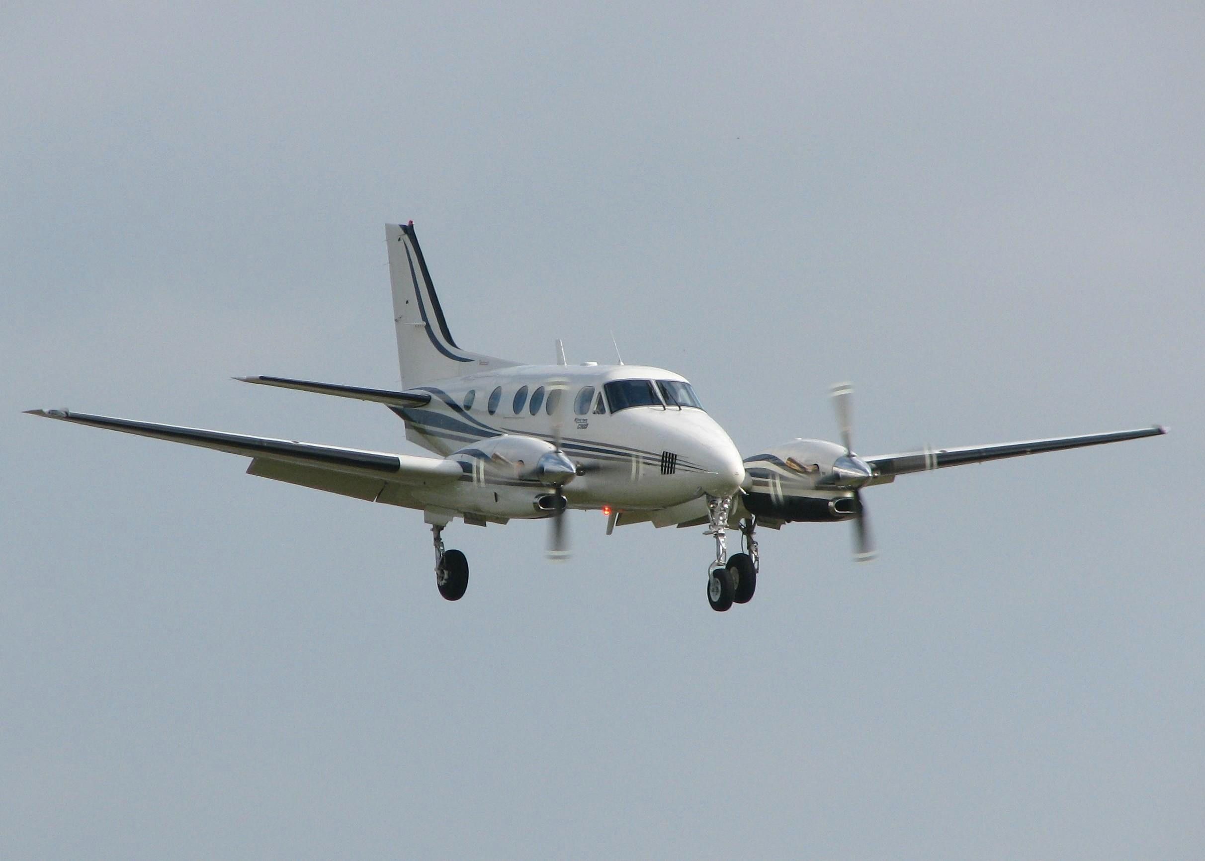Beechcraft King Air 90 (N156MG) - Landing on runway 14 at the Shreveport Downtown airport.