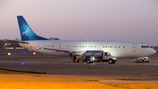 BOEING 737-400 (N803TJ) - Fueling up for a repositioning flight to Manhattan, Kansas.