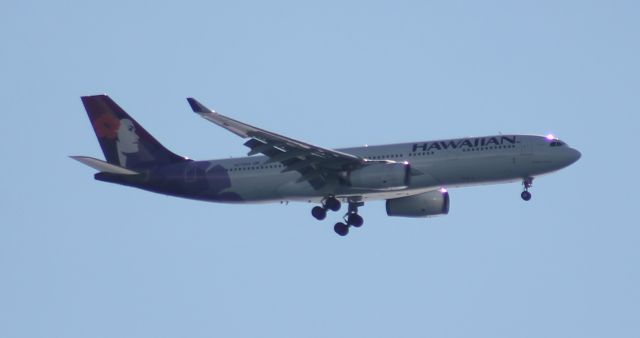 Airbus A330-200 (N370HA) - "Kuamoo" arriving at Honolulu.