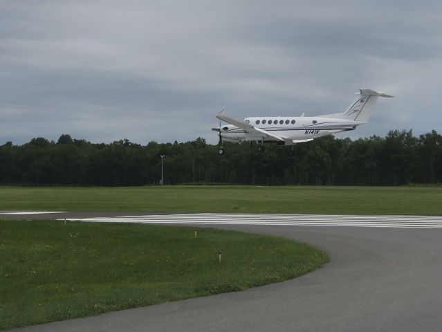 Beechcraft Super King Air 300 (N141K) - Landing runway 34 | 21 AUGUST 2015.