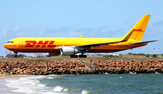 BOEING 767-300 (VH-EXZ) - Arriving Rwy 34L