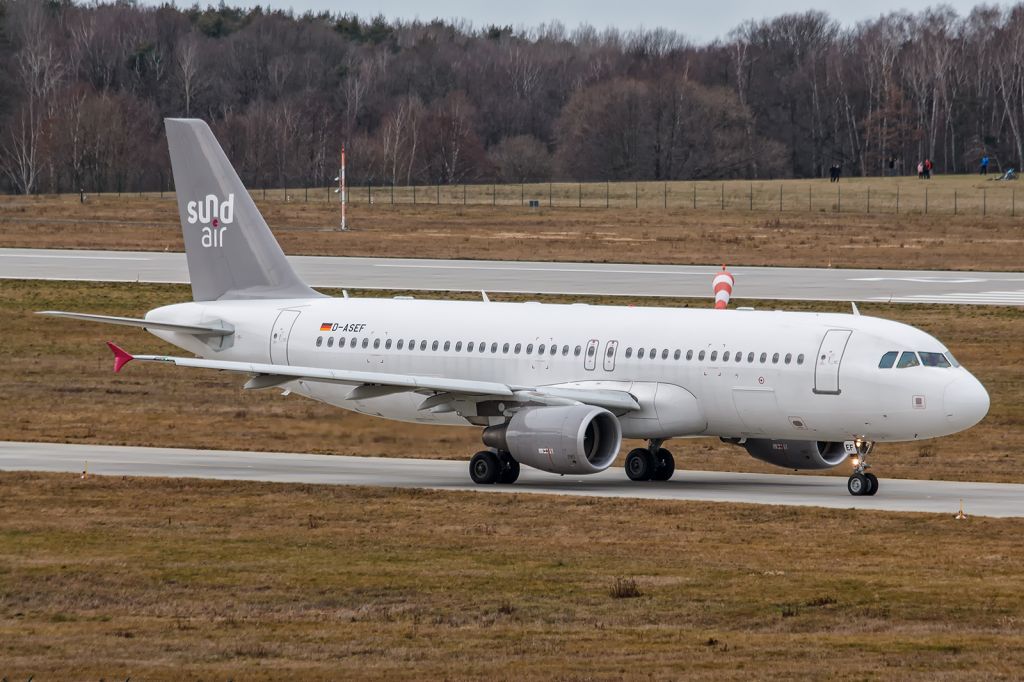 Airbus A320 (D-ASEF) - taxing to runway 22 for takeoff as SUNDAIR 3578 to Gran Canaria (LPA) at 11:43 hrs local time.