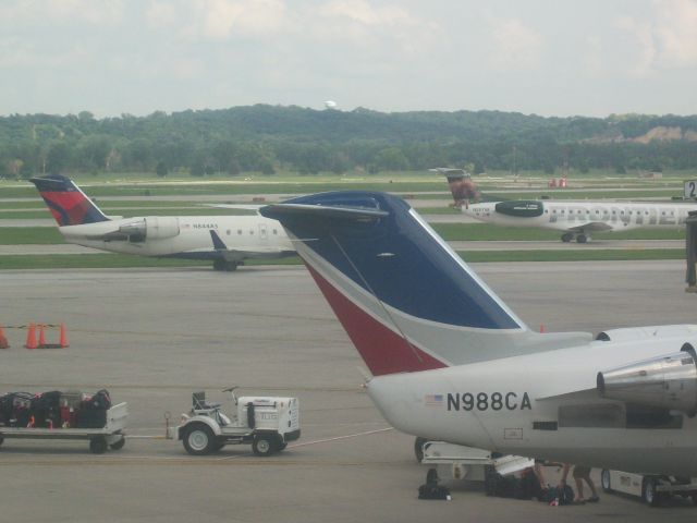 Canadair Regional Jet CRJ-200 (N988CA)