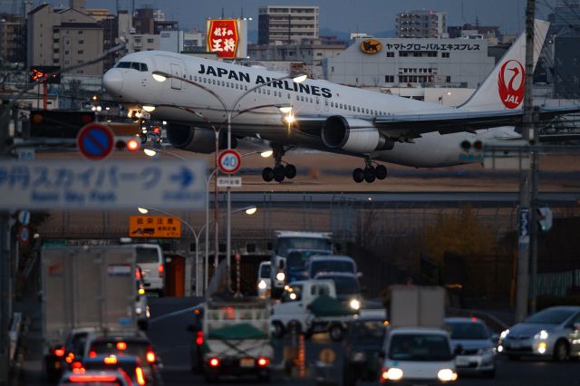 BOEING 767-300 (JA615J)