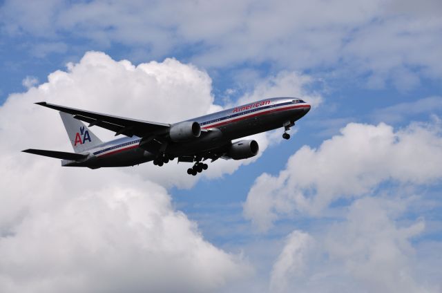 Boeing 777-200 —